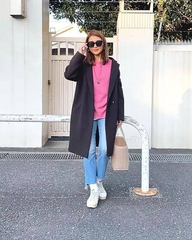 黑色 冬季针织衫怎么穿好看 这个博主的简约搭配法给你灵感