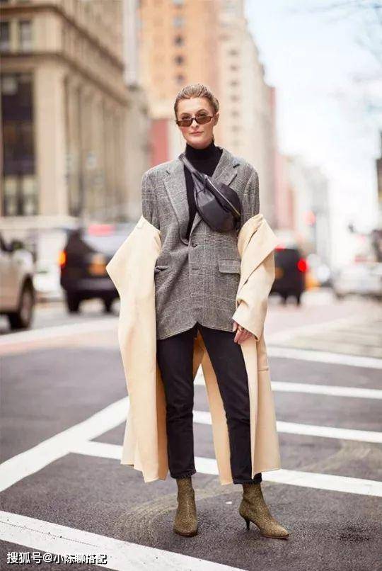 大衣 秋天“大衣+短靴”，不显老不扮嫩，这才是中年女人该有的打扮
