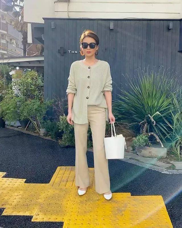 黑色 冬季针织衫怎么穿好看 这个博主的简约搭配法给你灵感