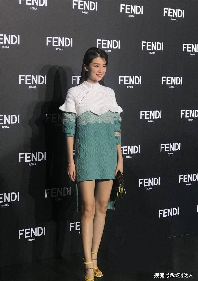 短裙 乔欣也太美了，荷叶边针织裙穿出满满少女感，连未修图都让人惊艳