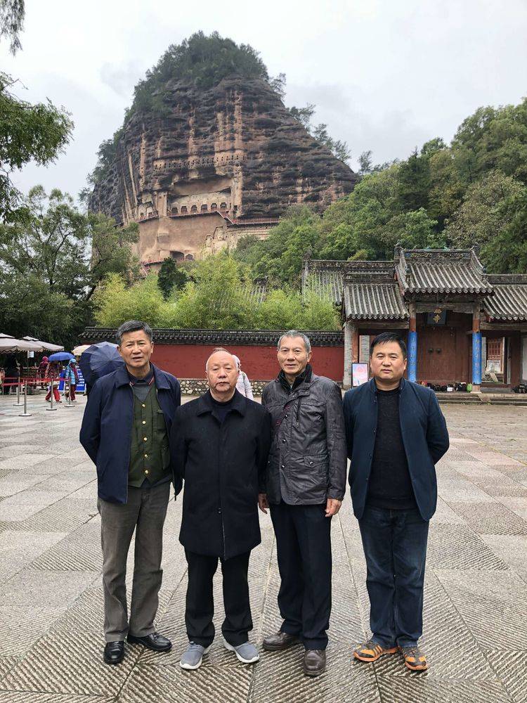 左起:何孝堂,熊贤忠,李光友,郑学华麦积山石窟共有221个窟龛,我们只