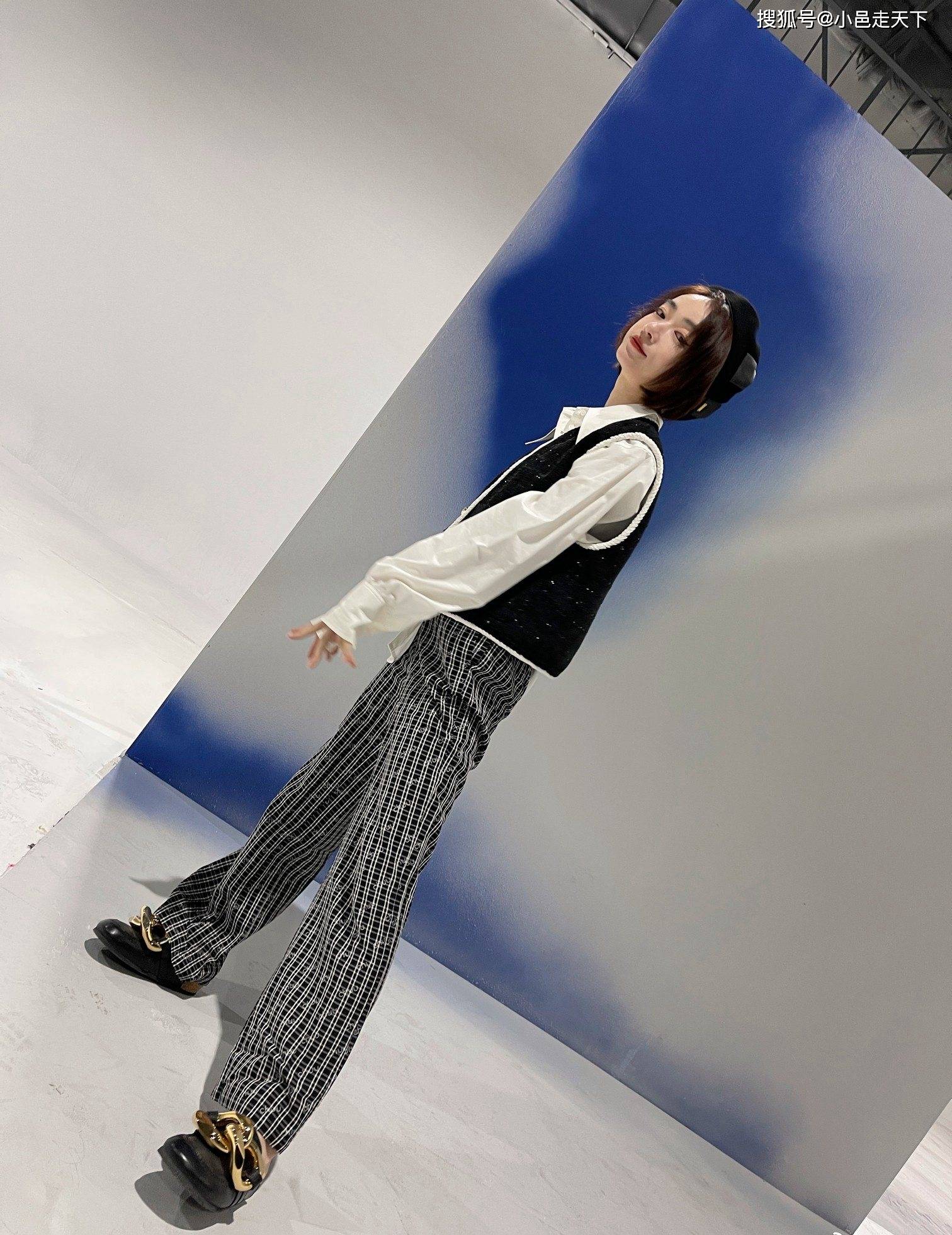 长裙 吴谨言条纹长裙性感写真