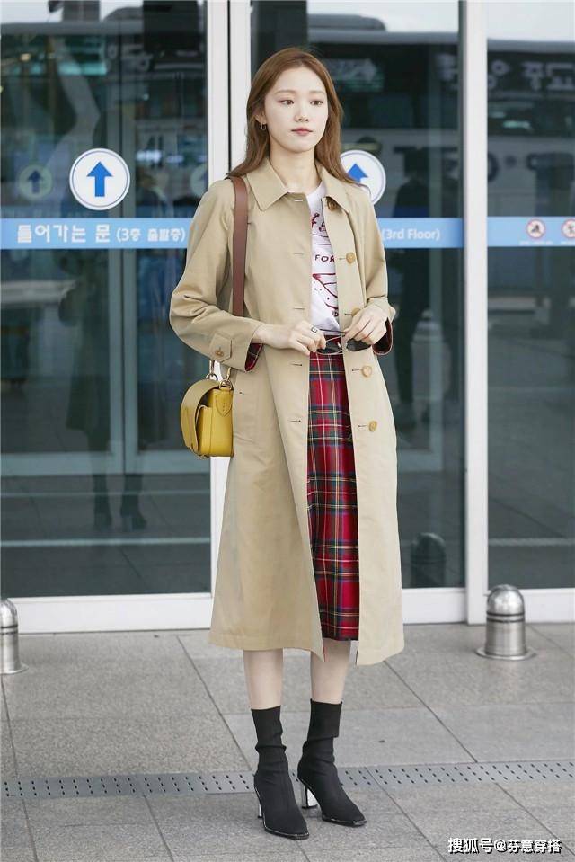 身材 韩国女生也太会穿，夏天没过，就上演“风衣秀”，真实得体又高级