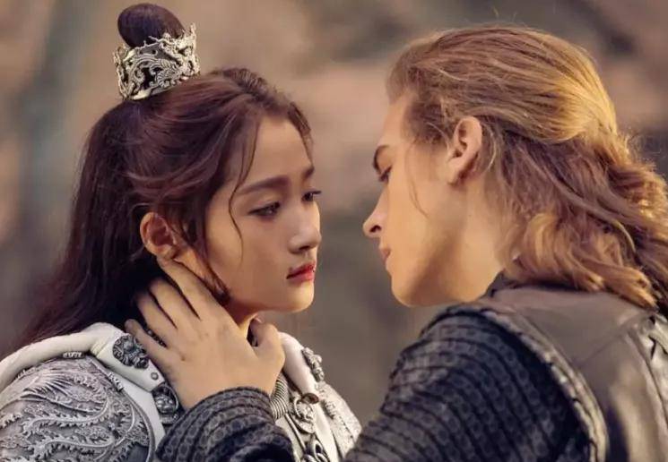 姜文|比烂谁与争锋?姜文胡军熬成打酱油,关晓彤的大长腿没有烟花抢眼