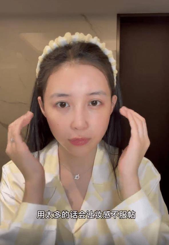 宣云潘玮柏妻子罕公开素颜照！怼脸拍白皙无瑕疵，说话咬到嘴唇部流血