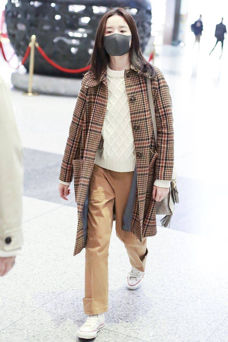 颜色 董洁装嫩演小姑娘，脸p的无皱纹眼神这么沧桑，哪有这样的少女？