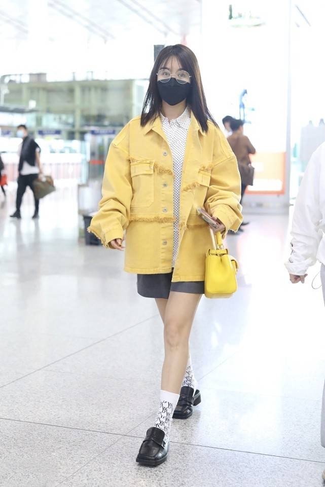 颜色 李菲儿真洋气，牛仔套装+露脐秀身材，这魅力不愧是黄晓明前女友
