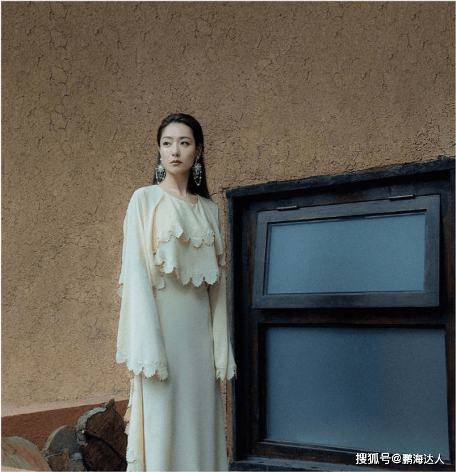 黑色 白冰才是真正的素颜美女，穿蓝色上衣配紧身裤，百搭身材真迷人