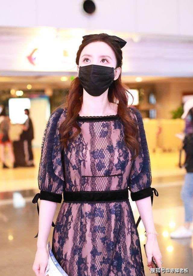 张萌 张萌气质太好了，显老的蕾丝裙，她穿着却像“少女”，很减龄！