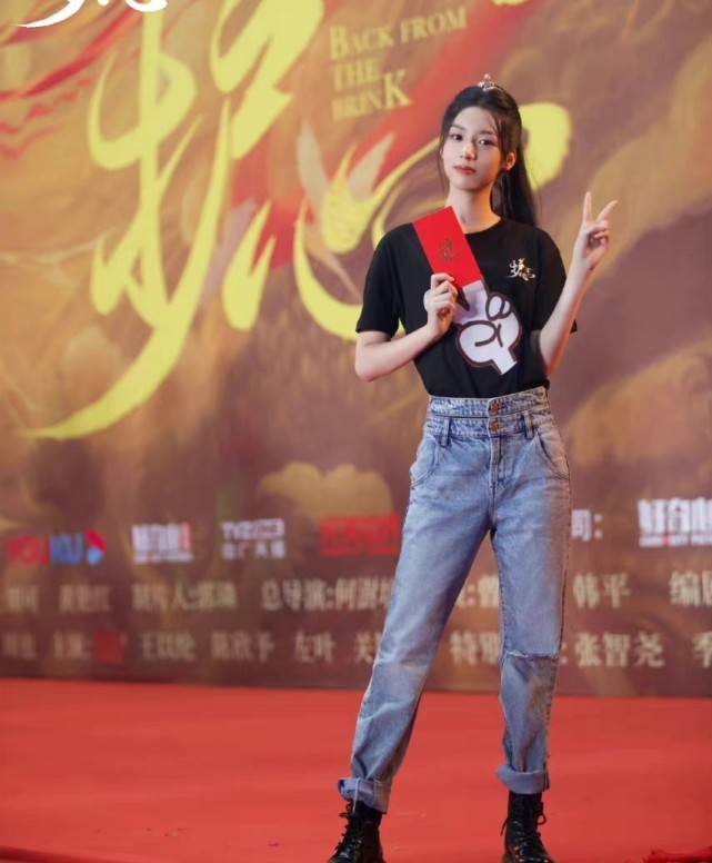 造型周也侯明昊合作新剧，黑袍造型霸气拉满，各种风格都能驾驭