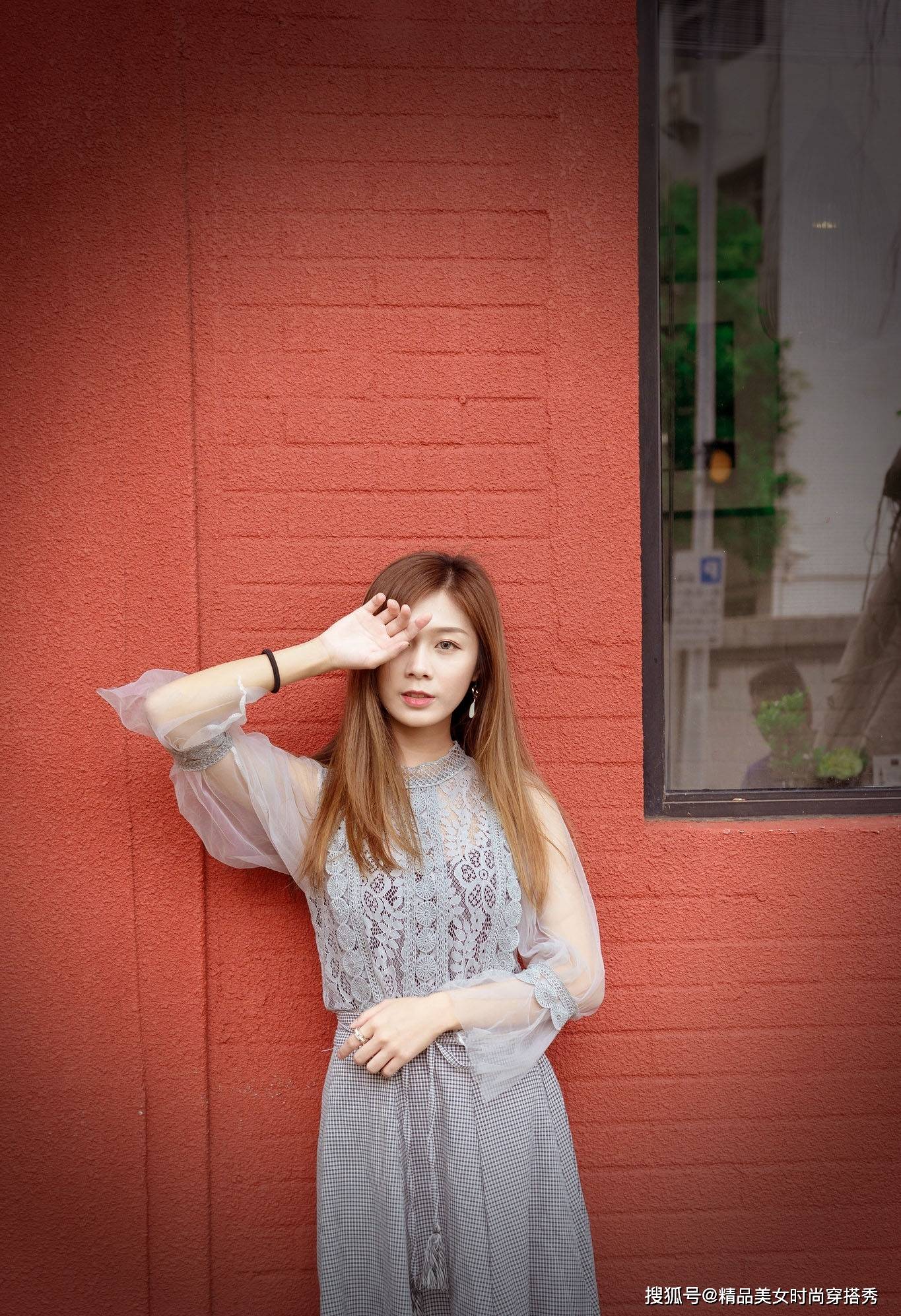 帆布鞋 灰色的蕾丝上衣尽显甜美韩范，网纱拼接灯笼袖时尚减龄有气质