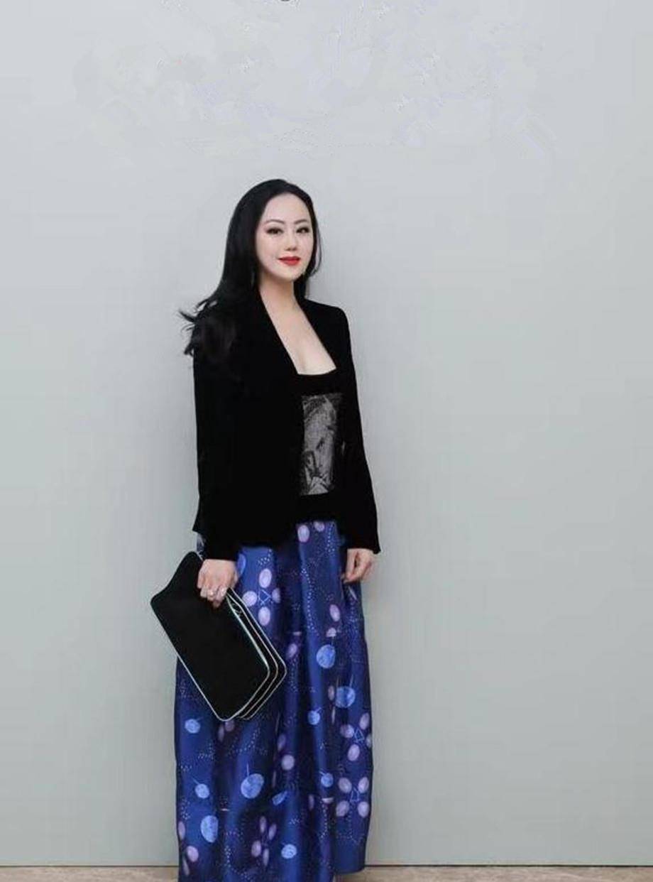 章小蕙 58岁的章小蕙身穿高定裙，一眼就看出淑女风范贵妇级人物