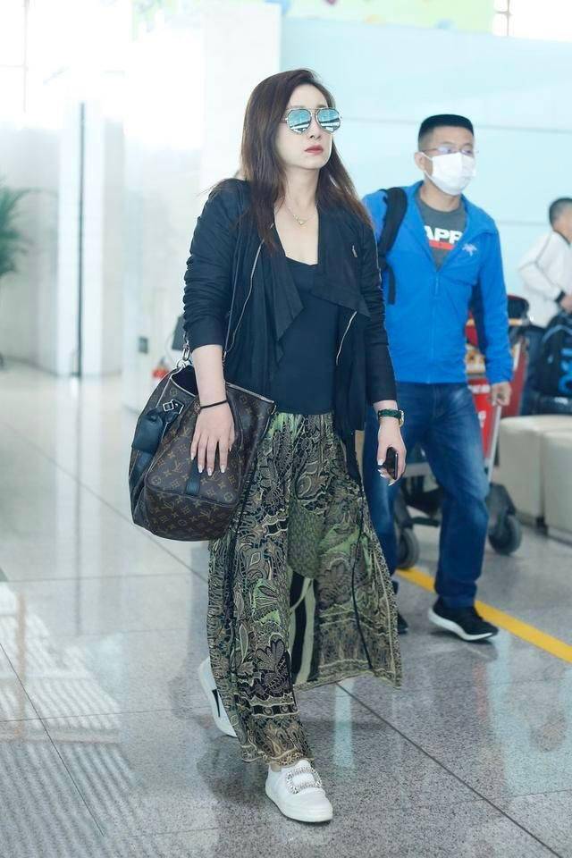 黑色 入冬后秦海璐穿大衣,内搭衬衫阔腿裤,看起来十分优雅