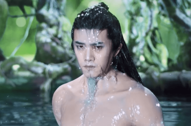 好身材|任嘉伦新剧曝光,穿假“肌肉衣”惹争议,网友:满满硅胶感