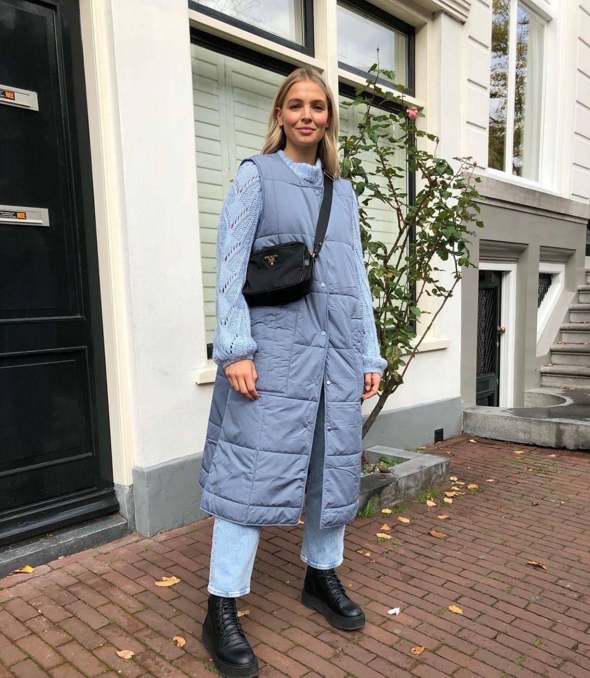 卫衣 建议！中年女人都备一件羽绒马甲，毛衣、卫衣随意搭，高级又保暖