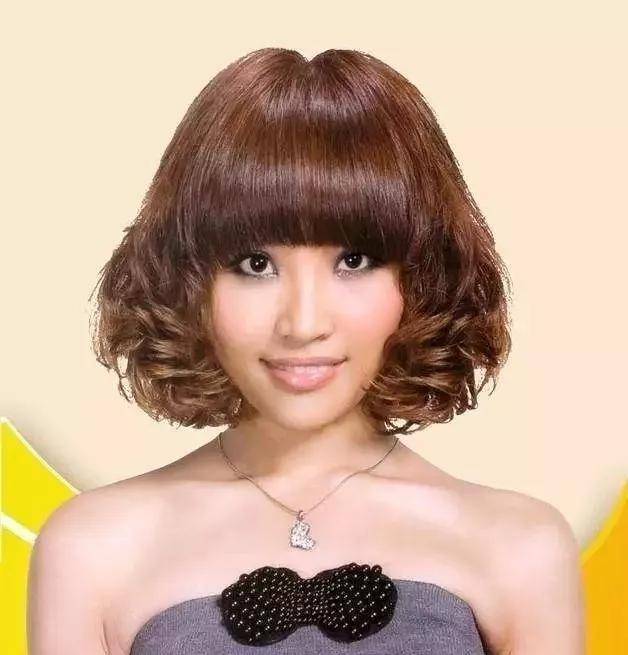 卷发爱美的女生短发该怎么剪才会更有气质、更有型?大有讲究!