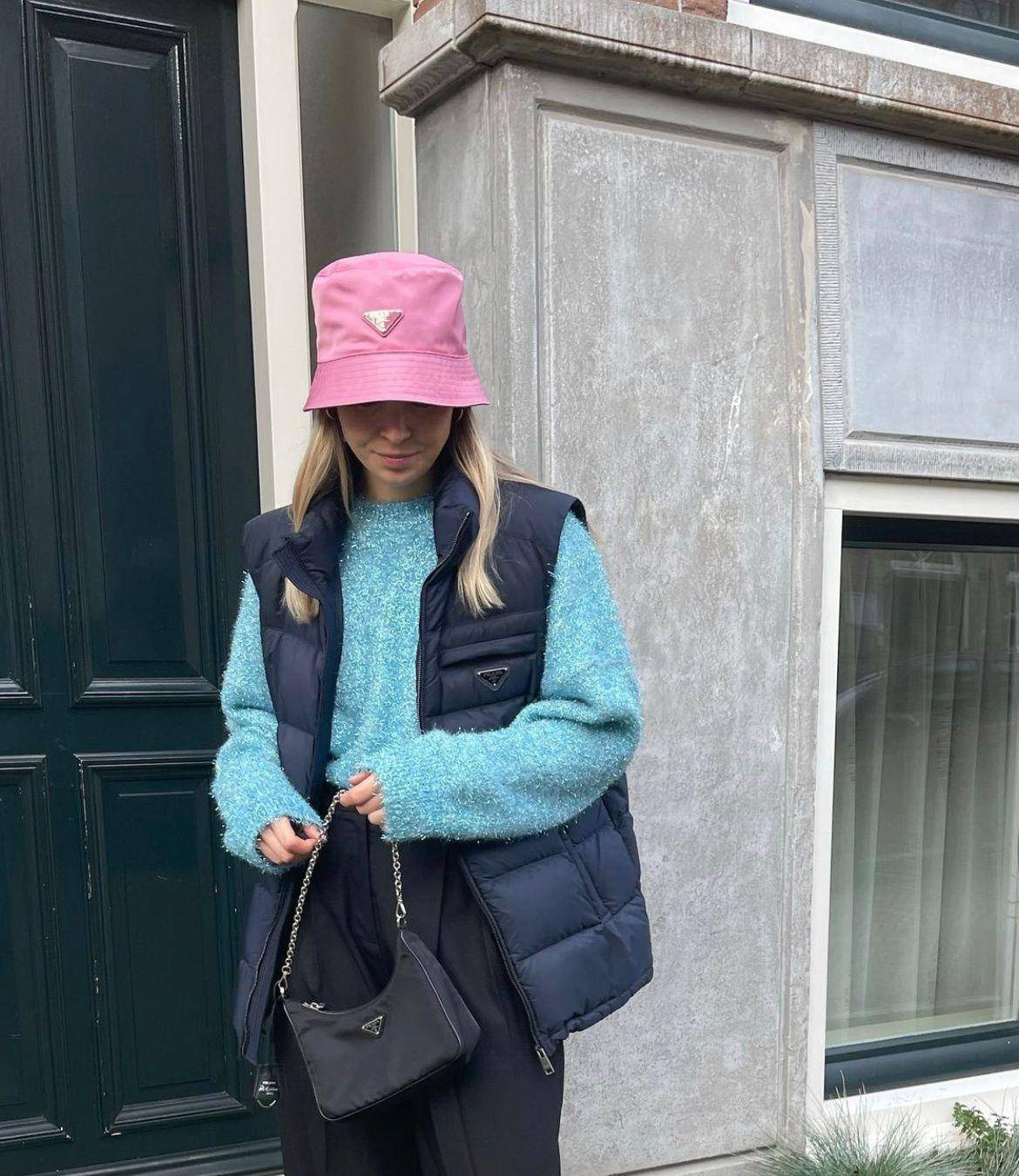 卫衣 建议！中年女人都备一件羽绒马甲，毛衣、卫衣随意搭，高级又保暖