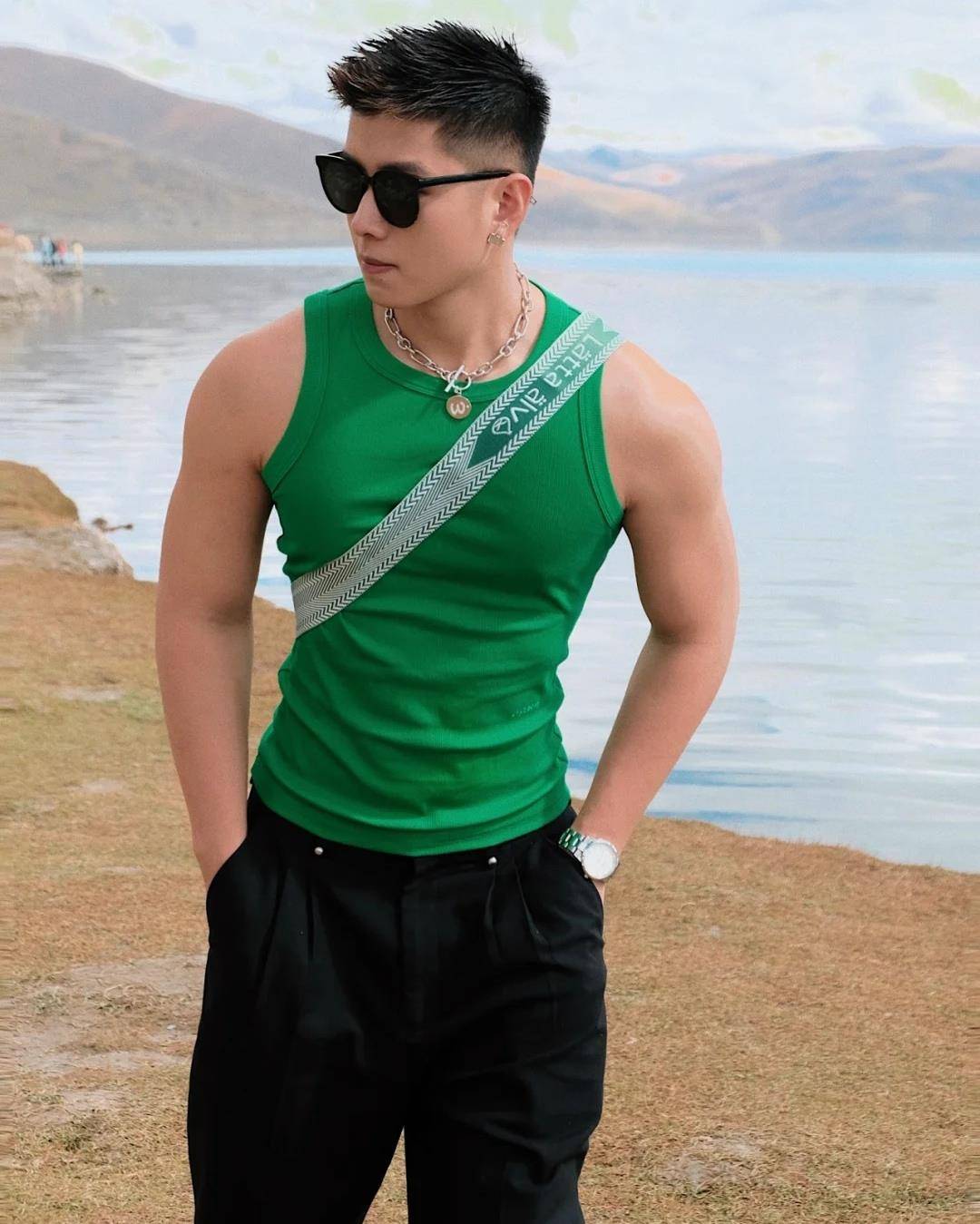 寸发 寸发阳光气质男生,绿色背心显酷更显肌肤白净,俊秀五官更加迷人