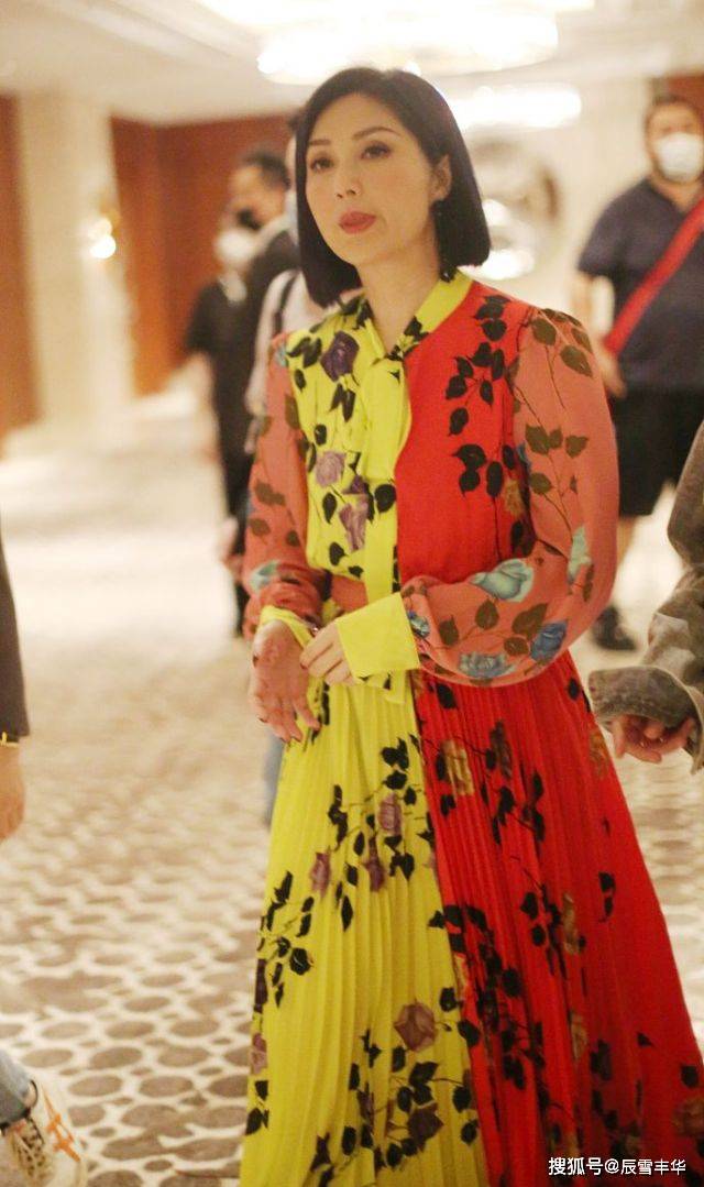 设计 杨千嬅穿衣越来越独特，一身“红黄”撞色印花裙，别说还挺耀眼