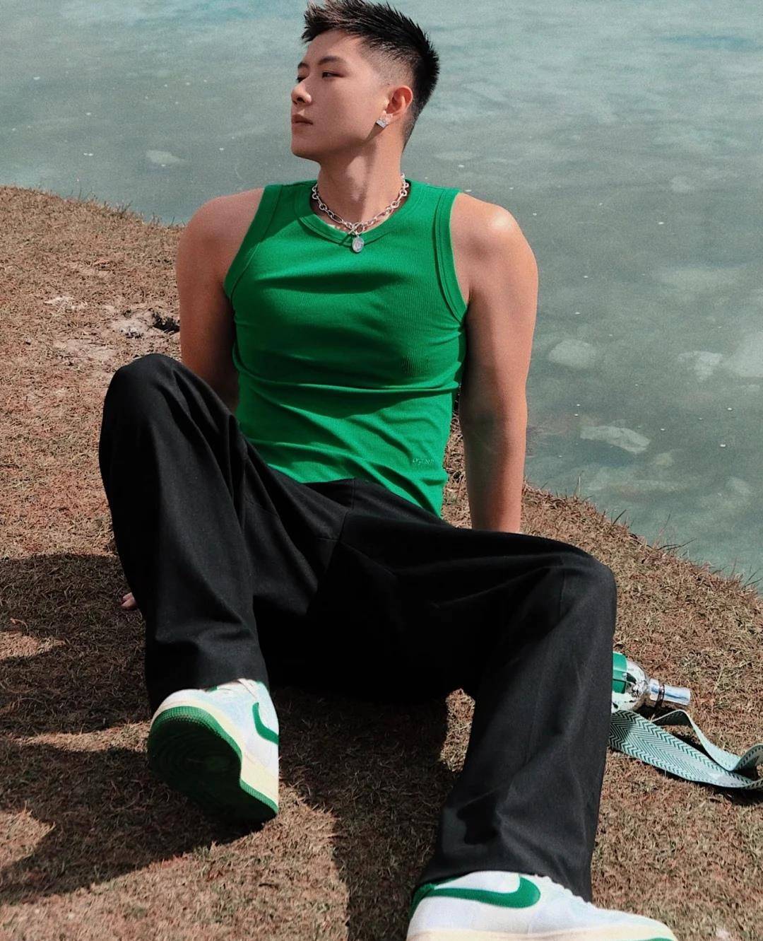 寸发 寸发阳光气质男生,绿色背心显酷更显肌肤白净,俊秀五官更加迷人