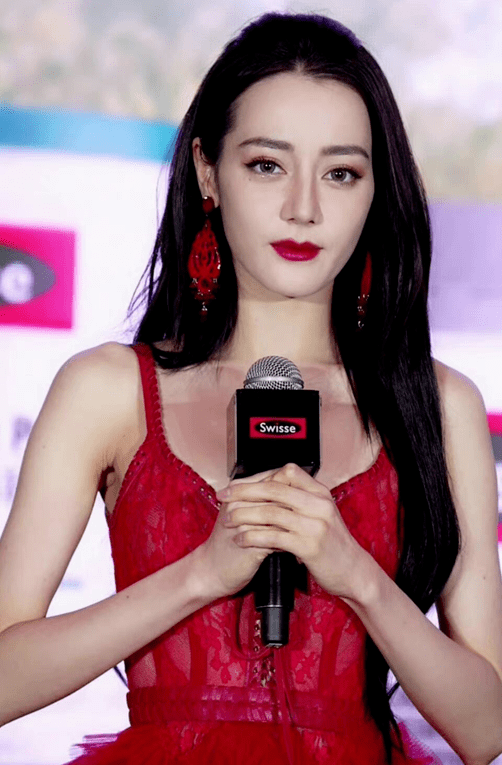 西装女星生图较量：杨紫黑长直显浮肿，热巴红色蕾丝裙，热依扎白西装