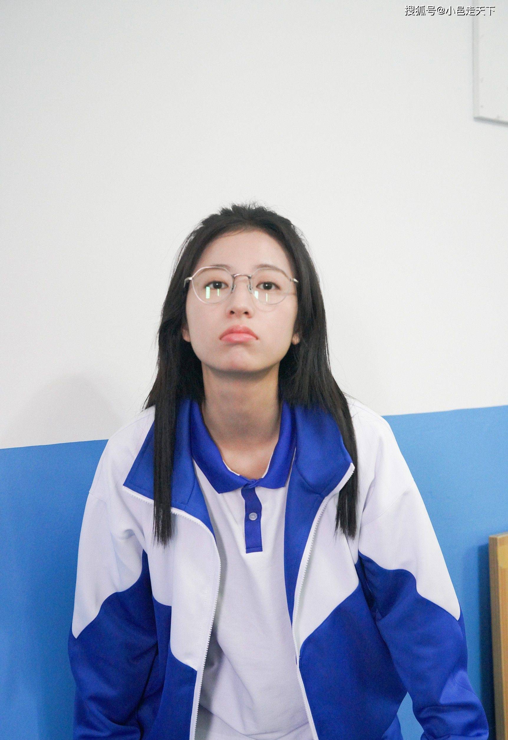 周雨彤学生服高搞怪写真