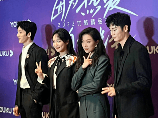 西装女星生图较量：杨紫黑长直显浮肿，热巴红色蕾丝裙，热依扎白西装