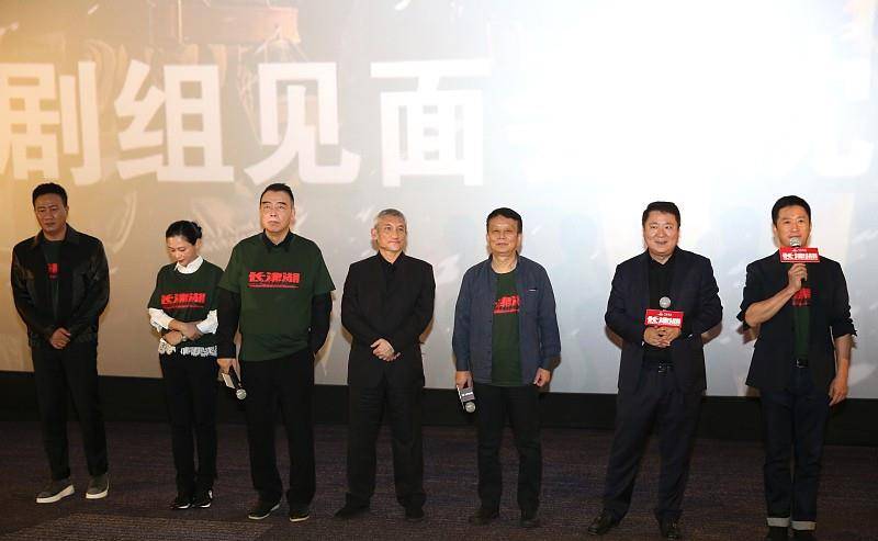 服装 陈凯歌又带着媳妇出门了,陈红选择叠穿的服装,又优雅又显嫩
