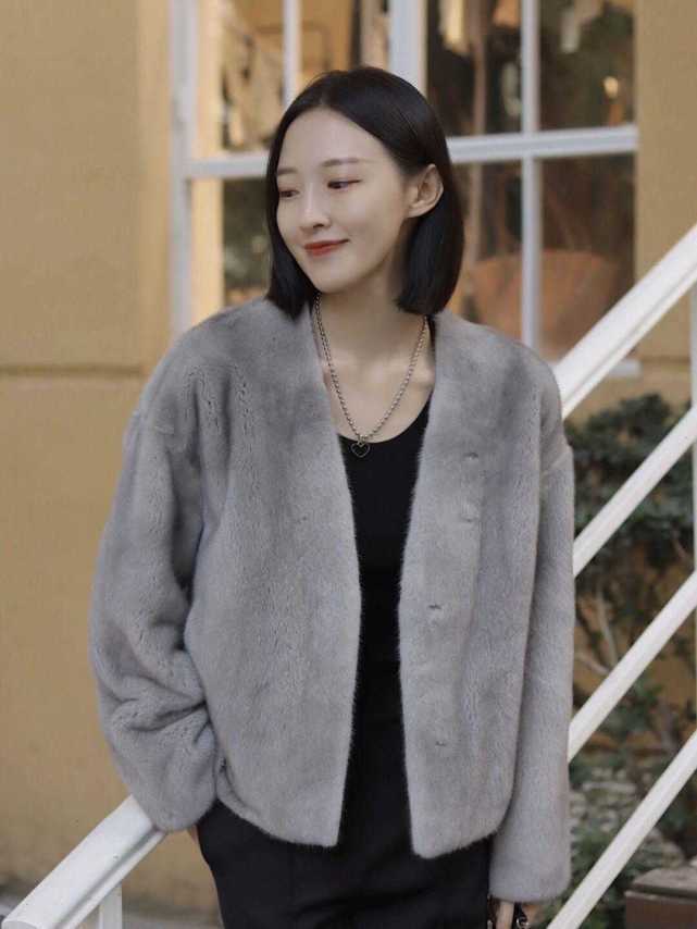 整体 过冬内搭不知道怎样选？码住这款黑色打底衫就OK了！保暖又时髦