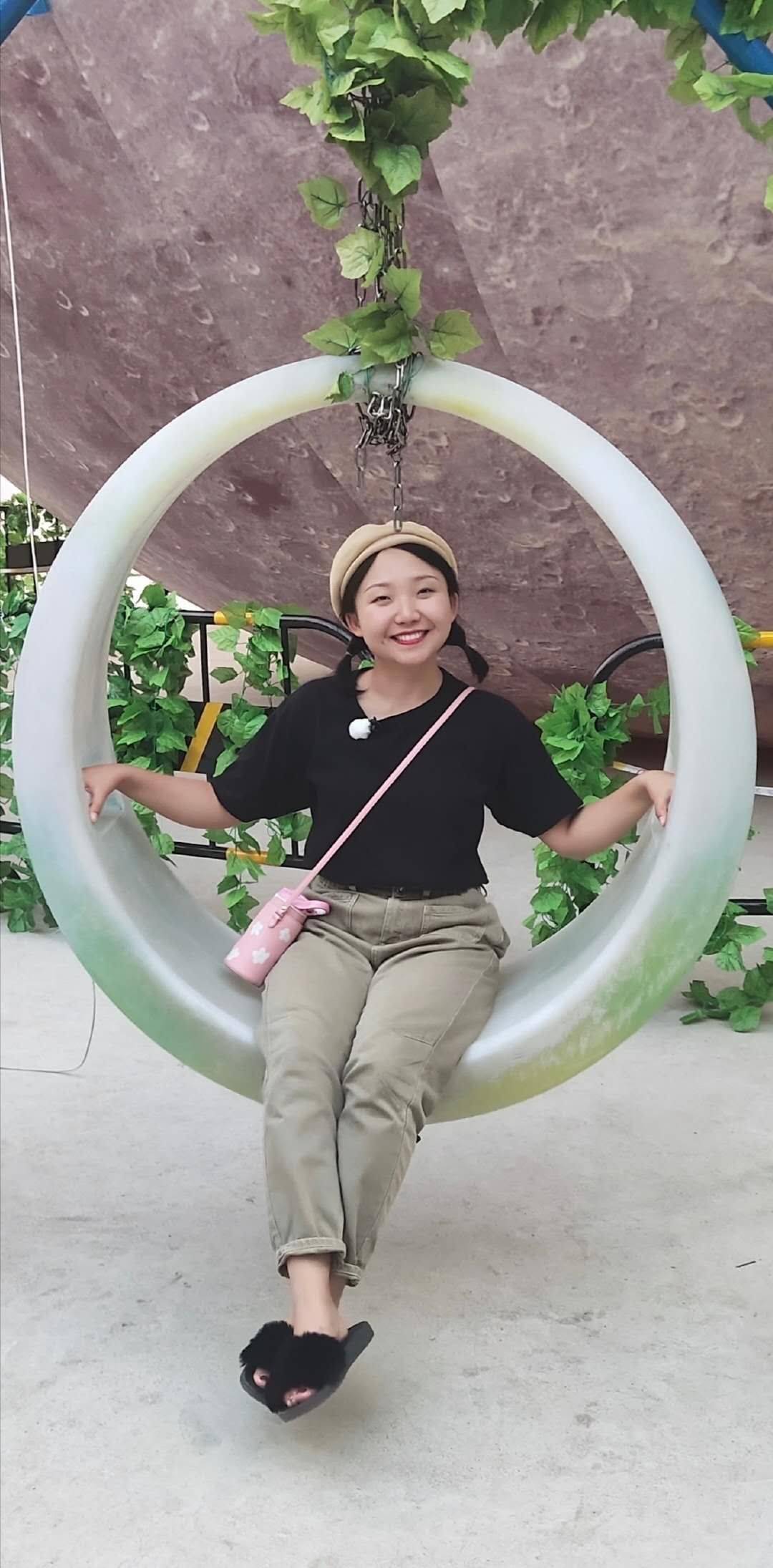卡戴珊 辣目洋子太可爱，一条白色紧身裤穿出自信，称卡戴珊见了都要认亲