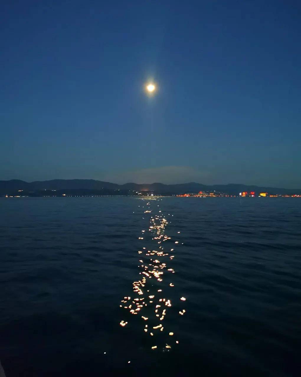 刷屏朋友圈的100个最美月亮,美哭了!今天想借你3分钟,一起欣赏!