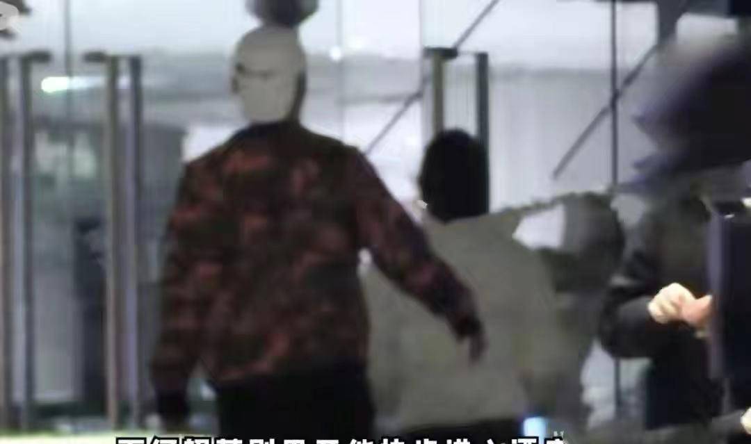 设计 窦骁携女友深夜聚会！俩人憔悴不堪肤色蜡黄，何超莲黑眼圈更严重