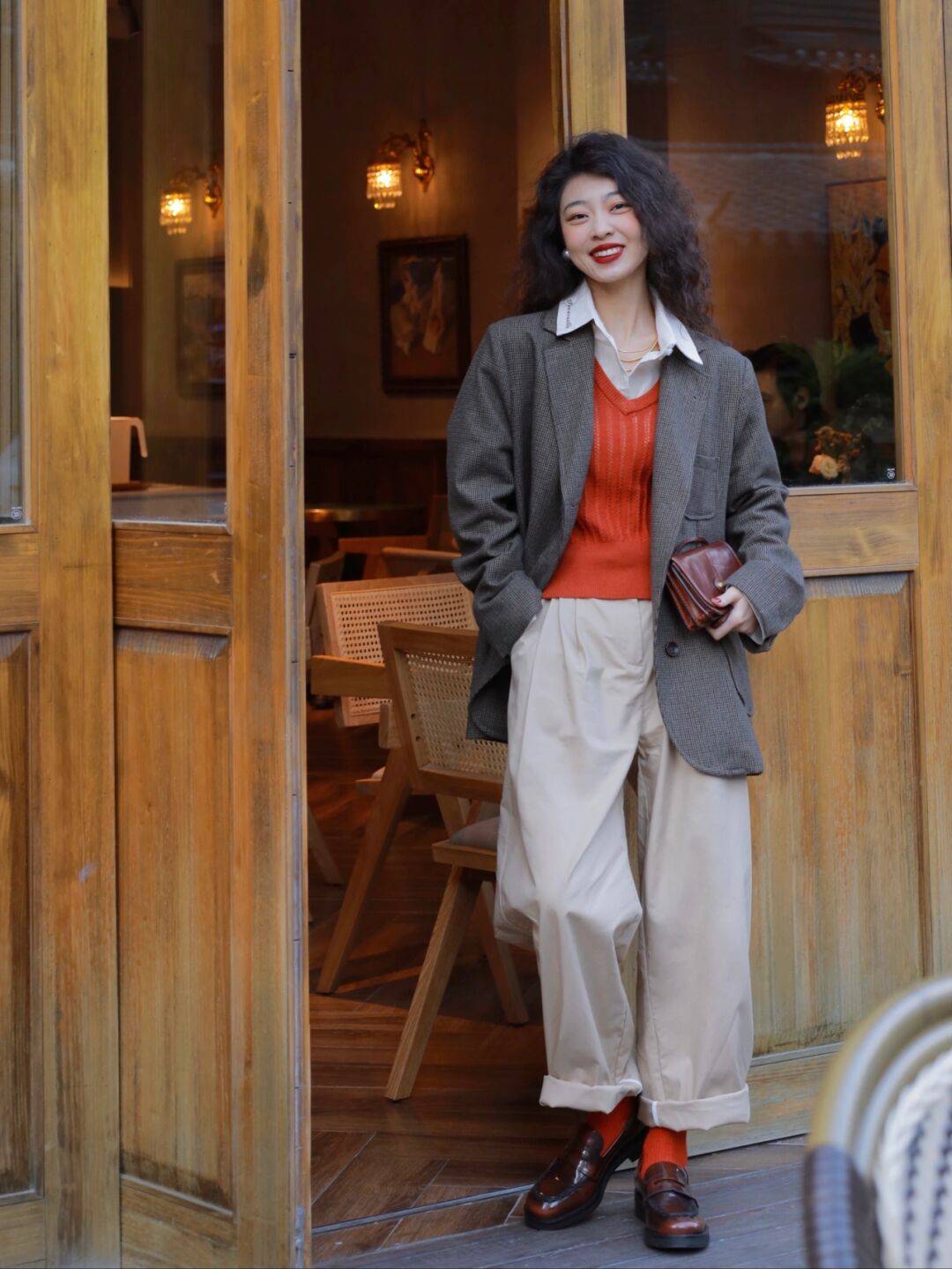 毛衣 秋冬季外套怎样穿出层次感？学会这3点，让你跟臃肿造型说拜拜