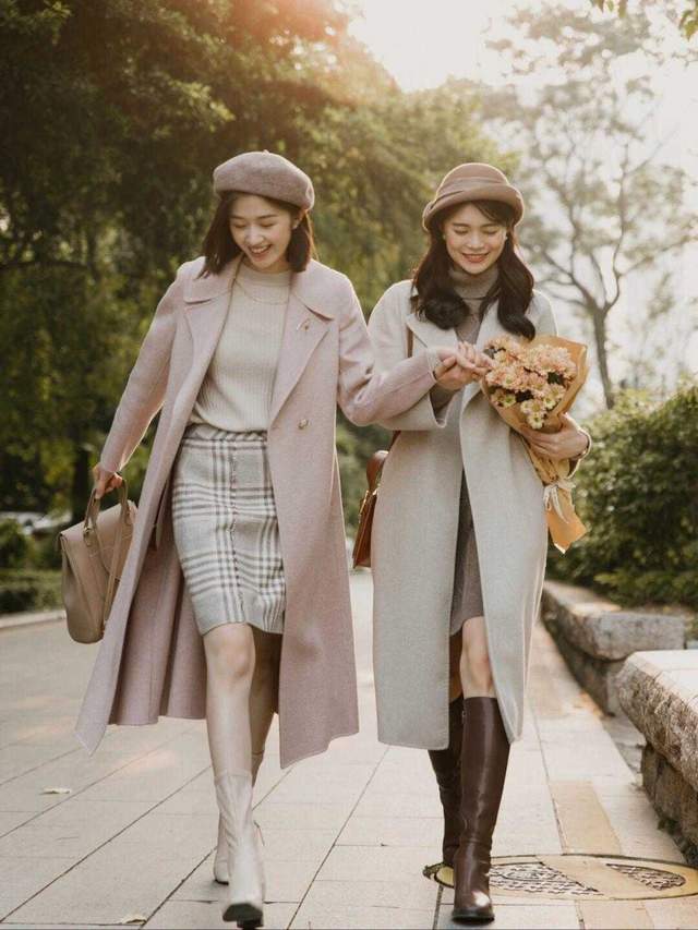 大衣 40+的女性秋冬穿搭指南，一件大衣让你提升气质又减龄，高级洋气