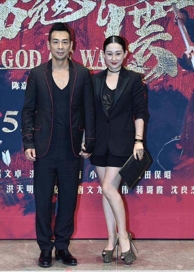 颜色 赵文卓老婆罕见公开露面，穿西装裙大气端庄，但妆太浓不真实！