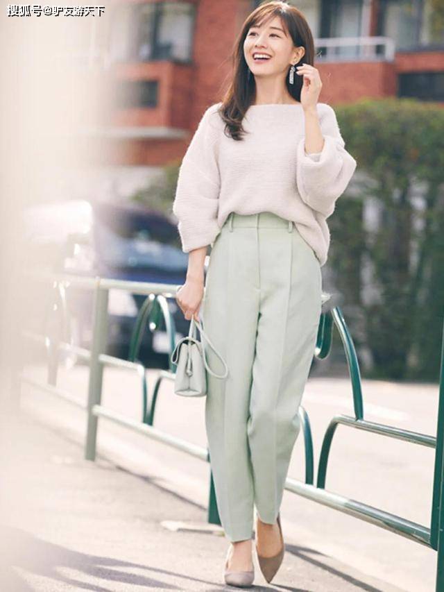 主妇 建议40以上女人,穿卫衣少配打底裤!学日本主妇这样穿,才真优雅