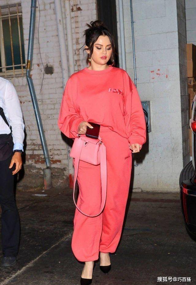 身材 赛琳娜终于开窍了！穿衣风格又酷又纯欲，简直就是小个子的天花板