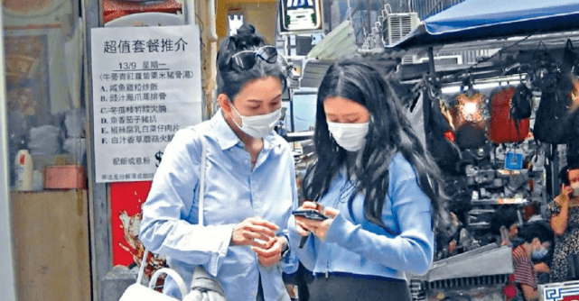 身材 53岁邱淑贞罕见露面!穿拖鞋跟女儿逛街,沈月穿健美裤提臀好性感