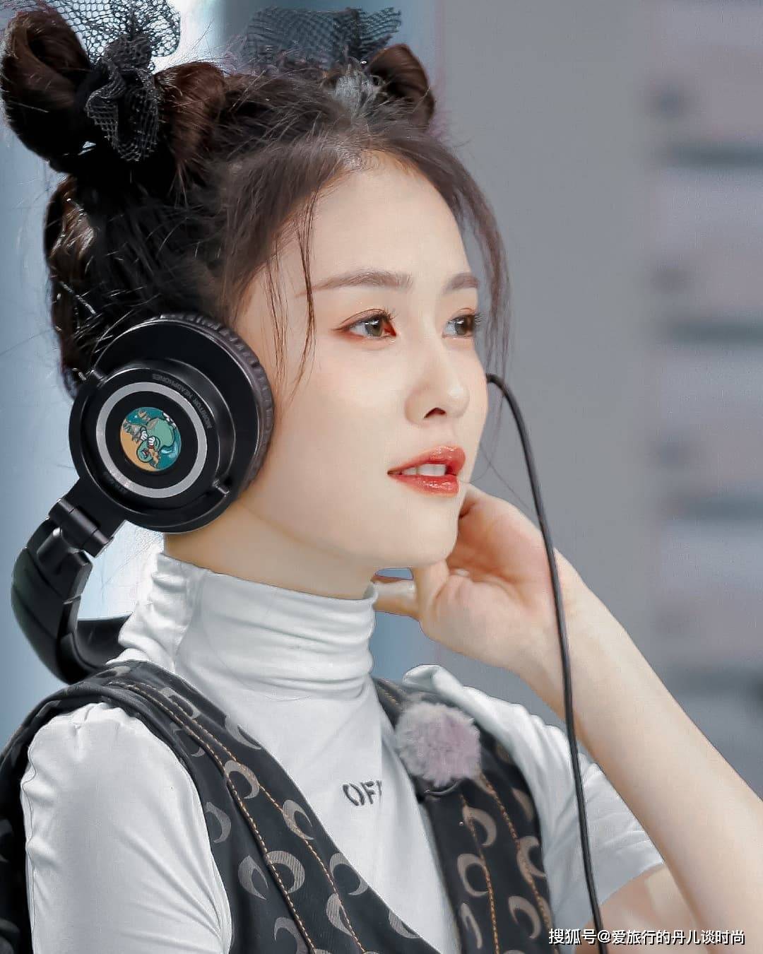 个性 白鹿穿搭真减龄！白色高领短袖T恤搭配背带裙，扎哪吒头个性十足