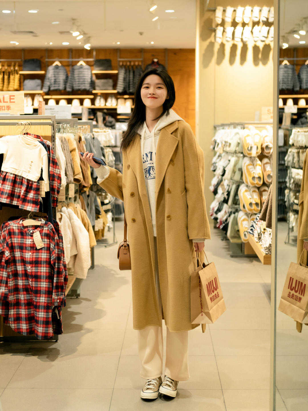 是属于 冬天必备的“大衣”，搭配半身裙或者牛仔裤温柔又洋气，时髦大方