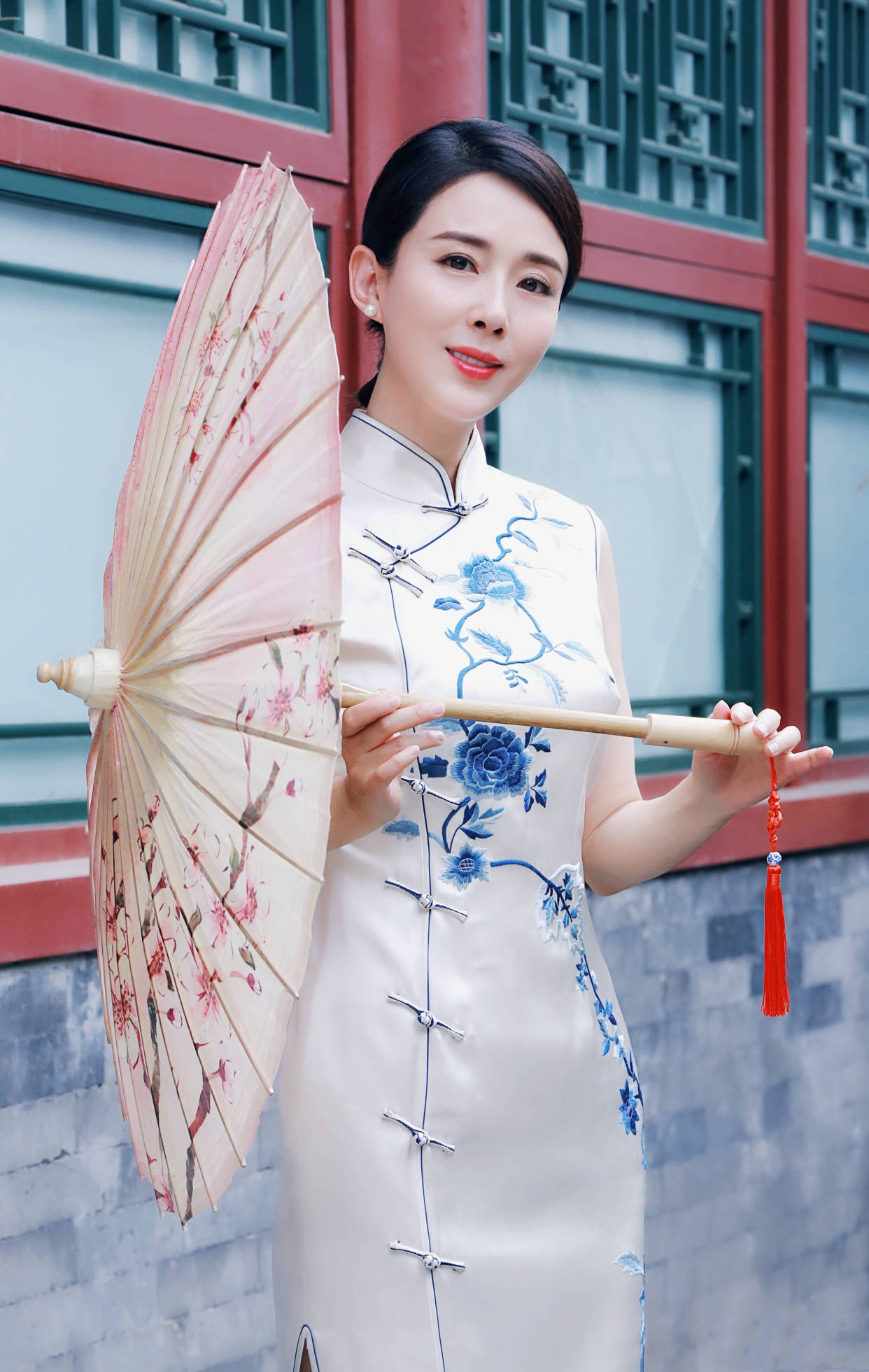 曲线 被颜丹晨的身材惊艳!穿改良旗袍曲线窈窕温婉优雅,真不像中年人