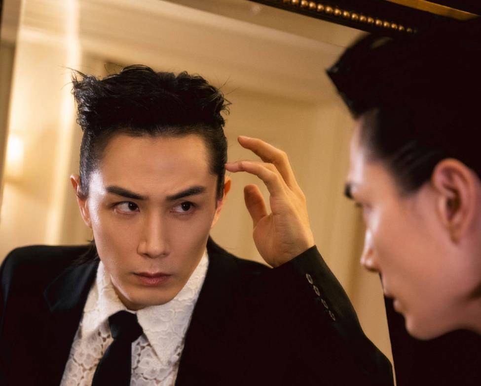 原创李承铉趁闲暇之余看戚薇直播被戚薇误会不是本人还让他退出去