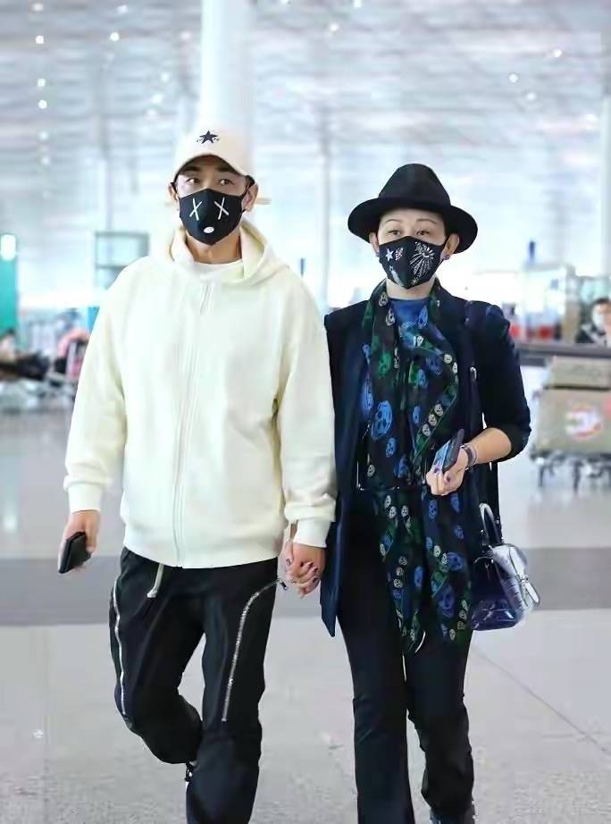 颜色 赵文卓老婆罕见公开露面，穿西装裙大气端庄，但妆太浓不真实！