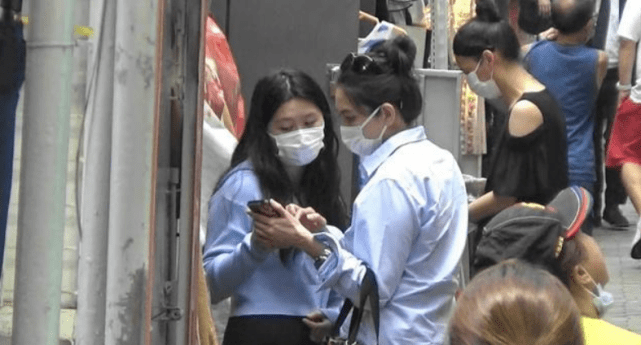 身材 53岁邱淑贞罕见露面!穿拖鞋跟女儿逛街,沈月穿健美裤提臀好性感