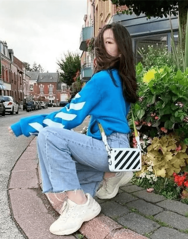 身材 15岁李嫣紧跟潮流！走纯欲风穿搭秀锁骨太成熟，时尚品味赢过王菲