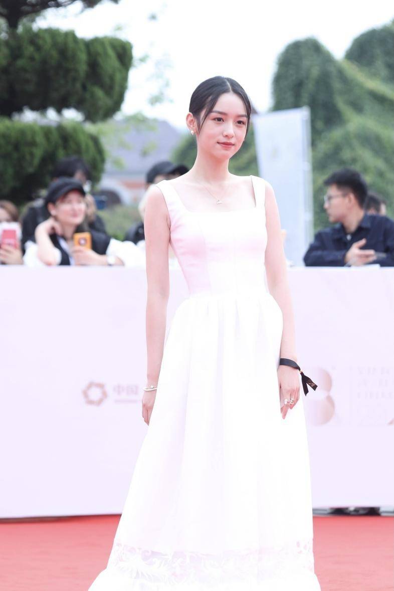 黑色 23岁周也一袭白裙气质好，21岁刘浩存穿西装好酷，一双筷子腿抢眼