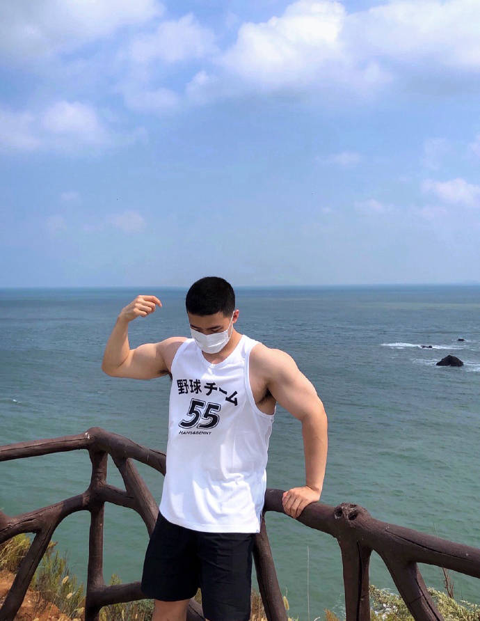 大鼻子厚嘴唇小哥愛健身，鍛造出肉壯好身材，肌肉大腿粗壯給力！ 健身減肥達人 第12张