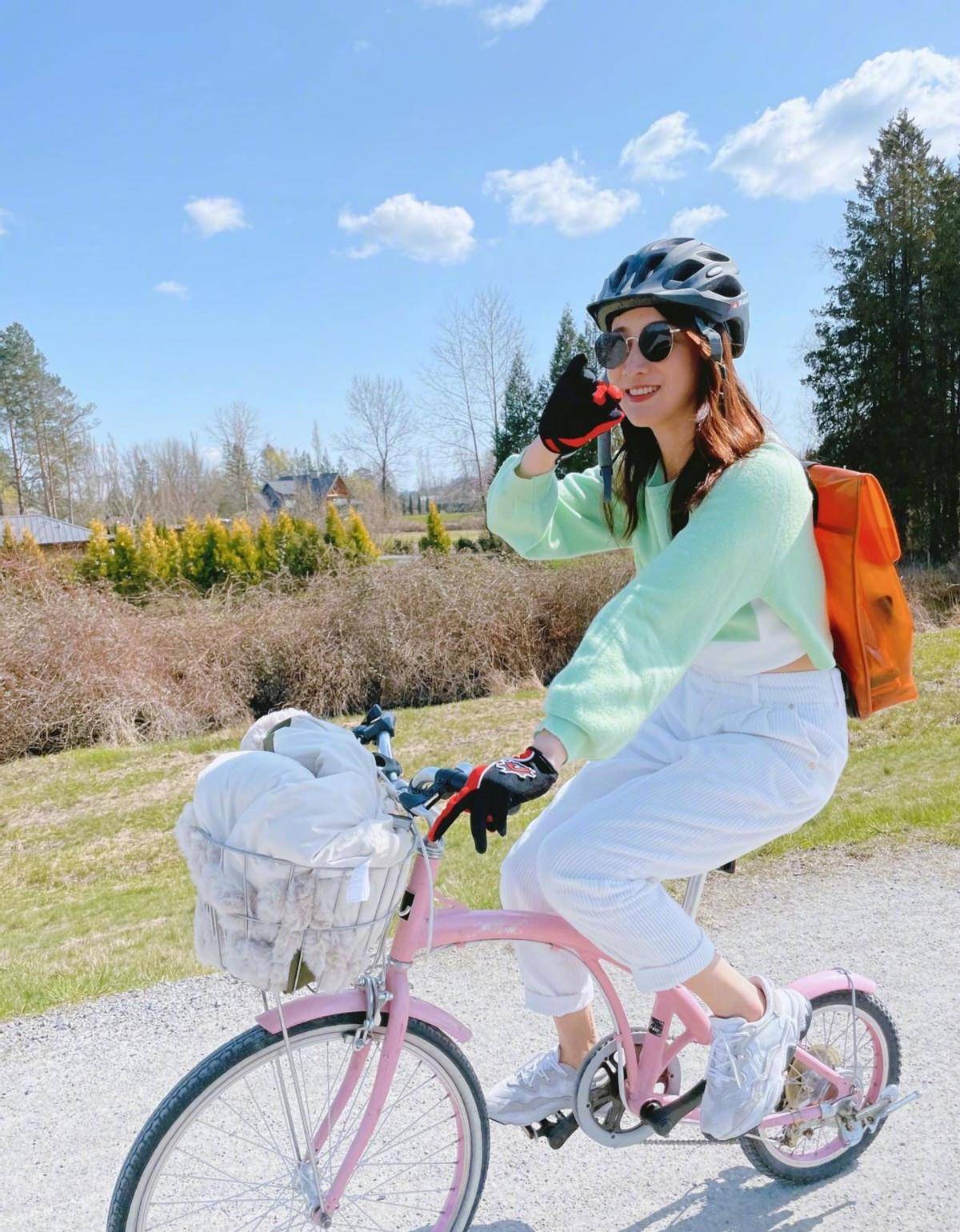 显得 陈赫的前妻真的很洒脱,旅游的时候穿上露脐装,年轻大方腰还细