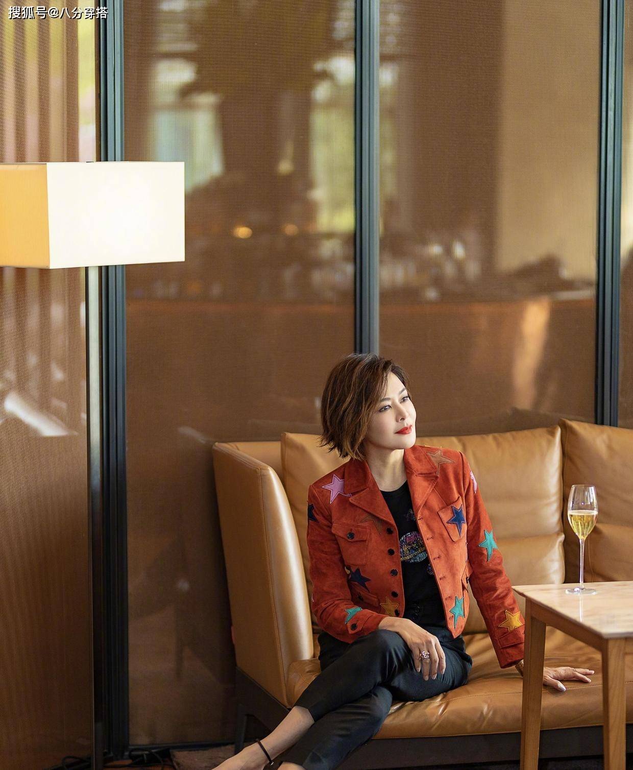 黑色 粉白配太温柔,关之琳粉色套装配白衬衫干练又知性,温柔又减龄