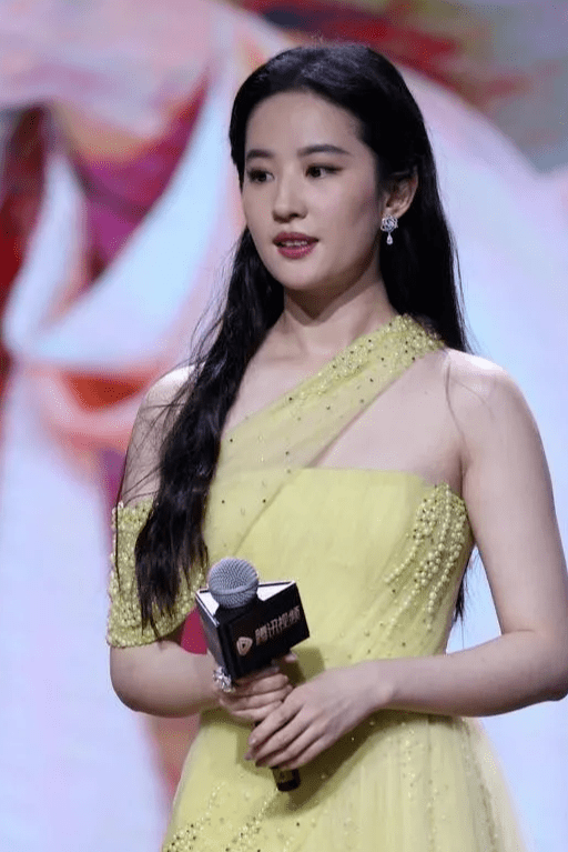 显得 刘亦菲穿钉珠礼裙太美了,淡黄色薄纱温柔浪漫,简直就像仙女下凡